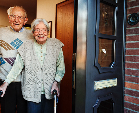 Senioren an der Haustür bei der ambulanten Pflege